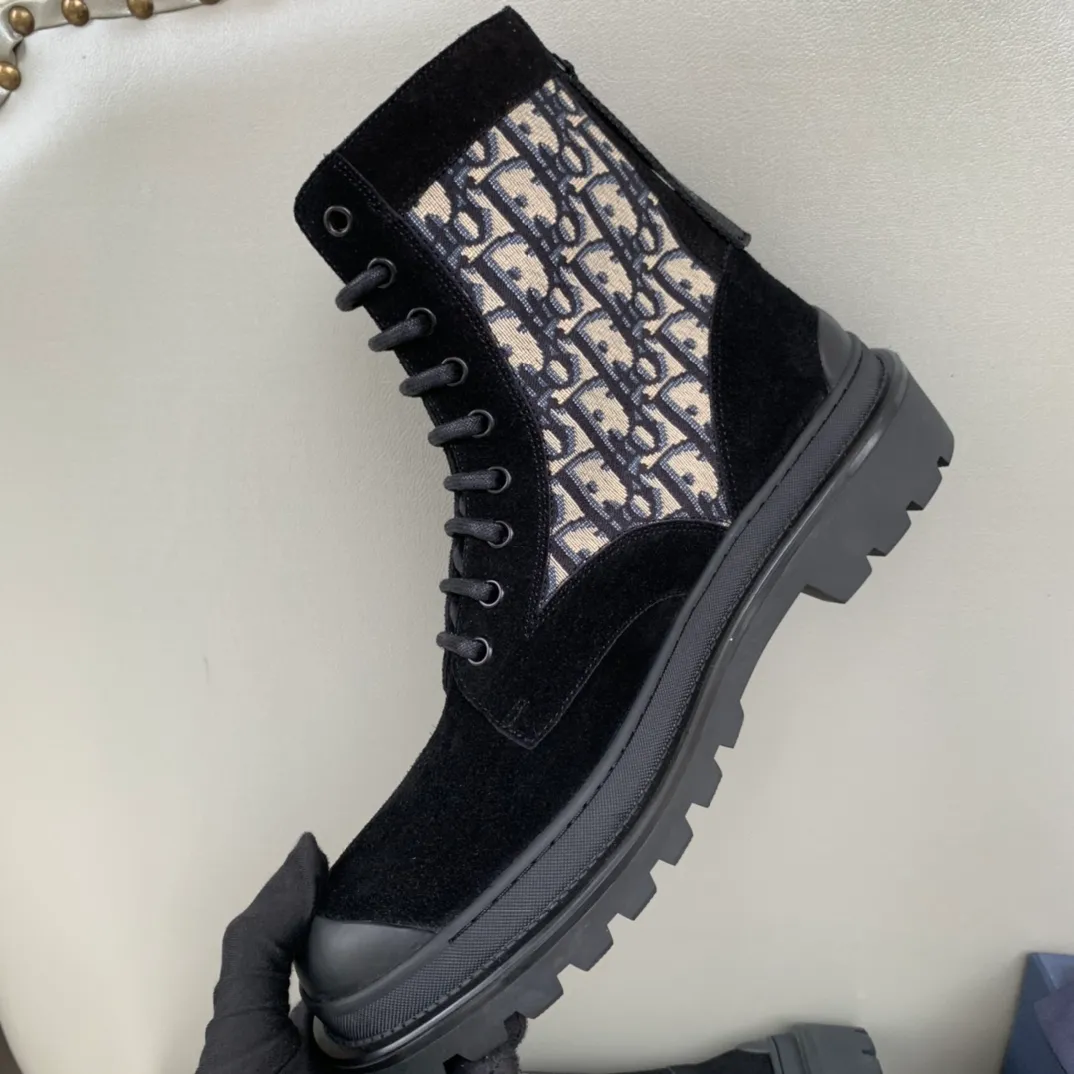 [DIOR] Top P: 920💰 Number of yards: 39~44 (38.45 custom-made, non-refundable) Dior Dior~ Winter series, original 1:1 development Casual men's leather shoes Made with heavy investment, shoes and boots are made of imported cowhide + imported Dior special fabric Not easily deformed black cowhide lining Dior large hardware inlay Original TPU vacuum outsole, black cowhide Black open edge beads Military green suede Black suede Khaki suede leather is crafted by a large factory, and the perfect product is only prepared for you who know your taste! Any comparisons are welcome.